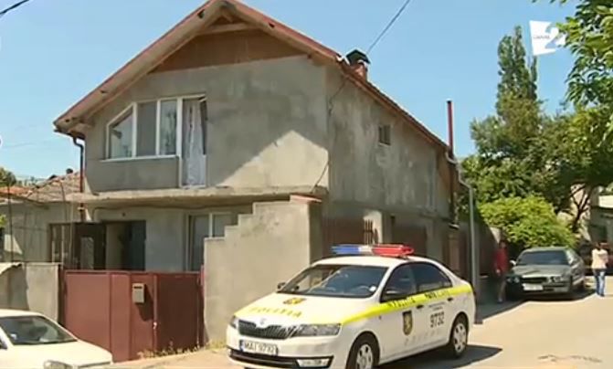 Două familii din Chişinău se luptă pentru un pod comun.