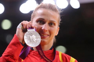 În optimi, Alina Dumitru, de opt ori campioană europeană, a câştigat prin descalificarea cubanezei Dayaris Mestre Alvarez.