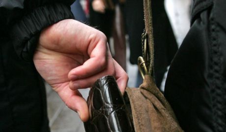 Un hoţ i-a furat portmoneul cu 8 mii de lei în timp ce făcea cumpărături la piaţă. Foto: b365.ro