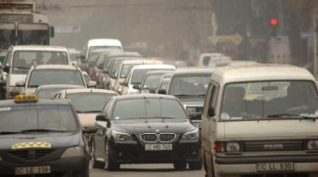 В целях безопасности рекомендуют оснащать автомобили зимними шинами, поскольку всесезонные не рассчитаны на низкие температуры.    