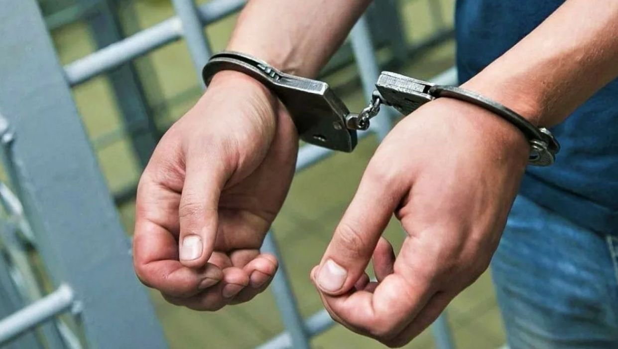 Правоохранители задержали мужчину, потребовавшего от женщины 15 тысяч евро.