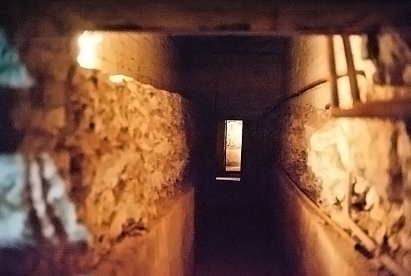 В одном из столичных дворов обнаружили вход в подземелье 18 века. Фото: tomsk-novosti.ru