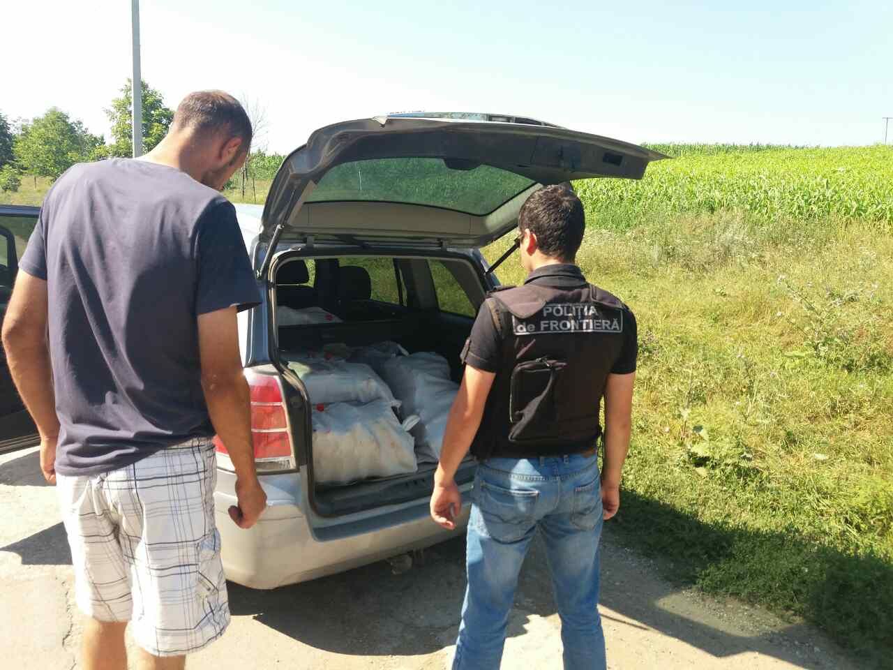 O mașină ticsită cu butelii de vin ce urma să ajungă în Ucraina, confiscată.Foto: border.gov.md