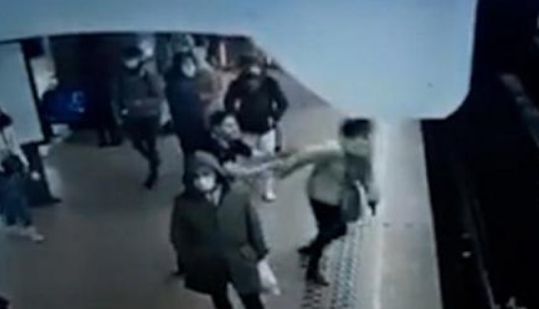 В бельгийском метро мужчина столкнул пассажирку под колеса поезда.
