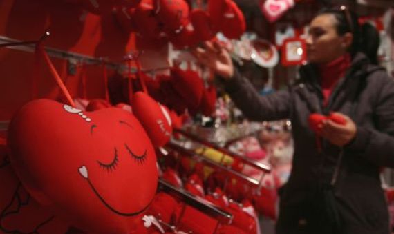 An de an, de Ziua Îndrăgostiţilor, tarabele din Chişinău sunt „cotropite“ cu animale de pluş şi oferte de bazar. 