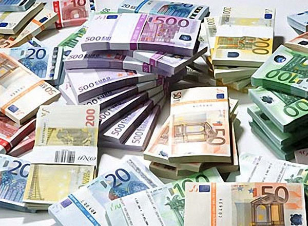 Restul banilor, 3 000 euro, urmau a fi transmişi suspectului. Foto: masterforex-v.org
