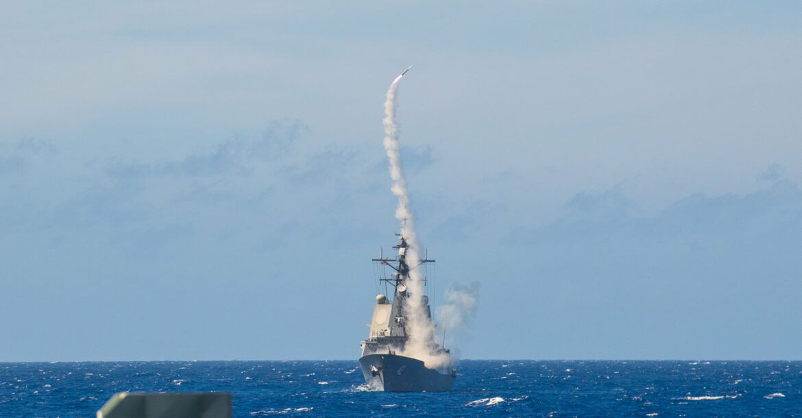 Австралийский ракетный эсминец HMAS Sydney уничтожил дрон на учениях в Тихом океане.