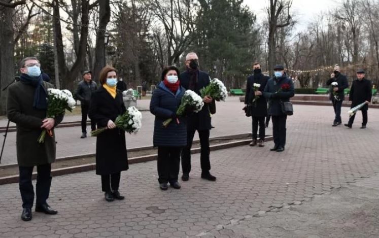 Санду, Гросу и Гаврилица возложили цветы к бюсту Михая Эминеску.
