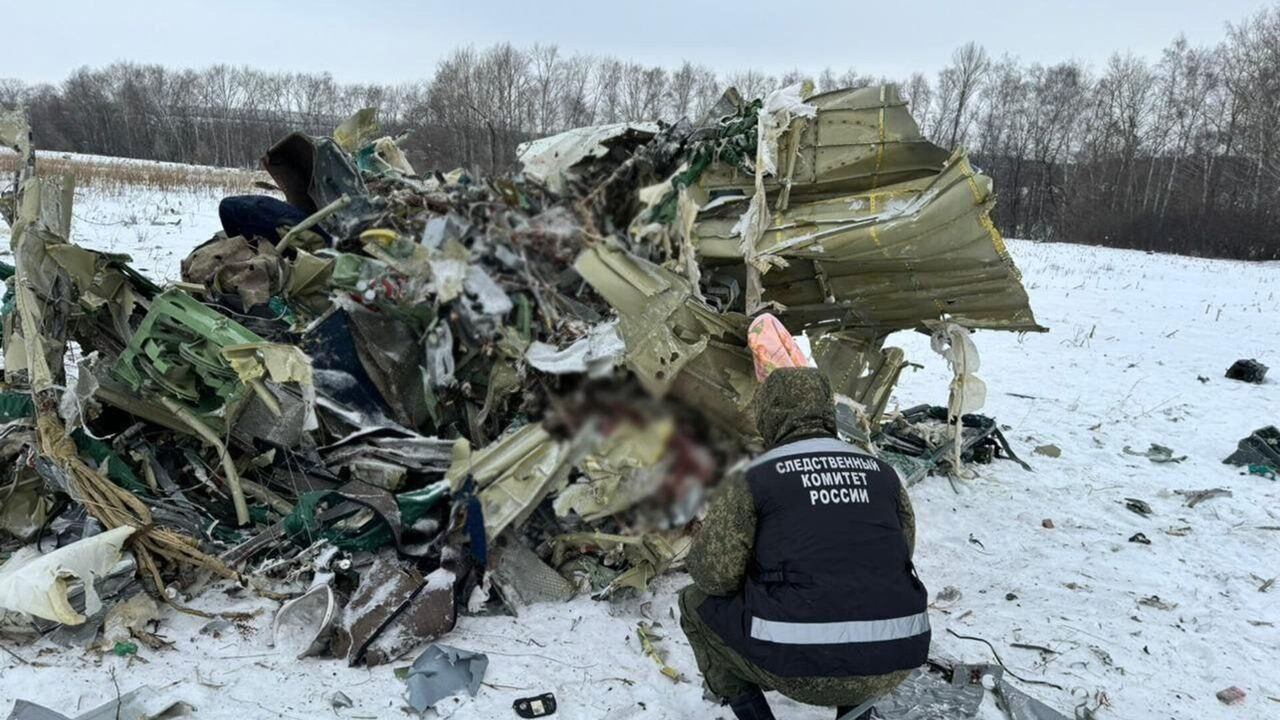 СК РФ возбудил уголовное дело о теракте после крушения Ил-76 в Белгородской области.