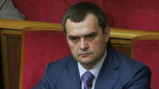 По словам главы МВД, правоохранительные органы Украины располагают информацией о том, что протестующие увеличивают количество огнестрельного оружия.