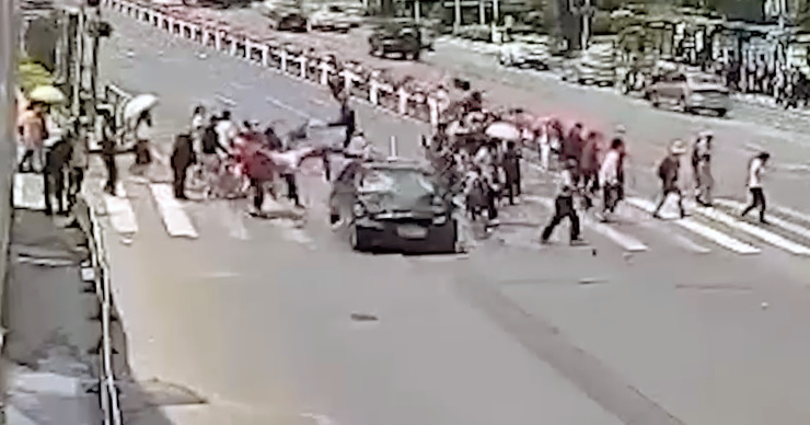 В Китае водитель на скорости влетел в толпу, четыре человека погибли.