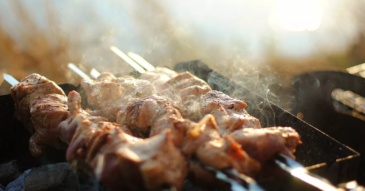 Врач порекомендовала дополнять мясо свежими огурцами и зеленью.