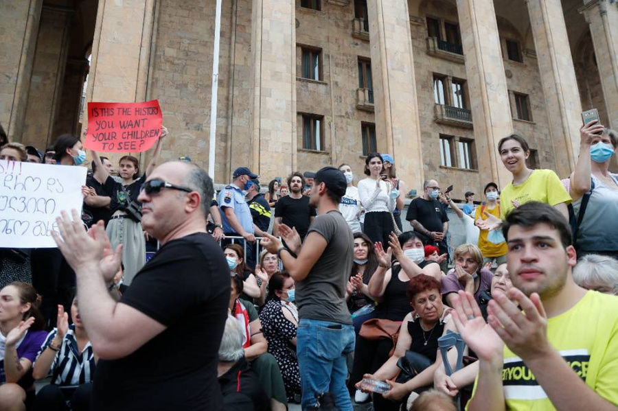 В Грузии протестующие потребовали отставки премьер-министра.