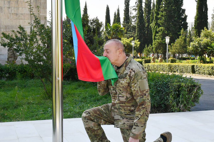Алиев поднял азербайджанский флаг в столице Нагорного Карабаха.