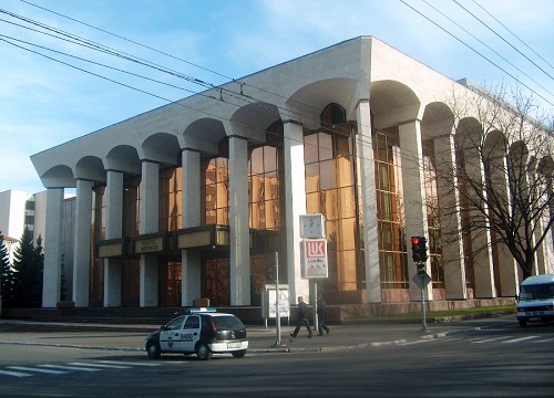 Стены Дворца Республики подверглись вандализму этой ночью.