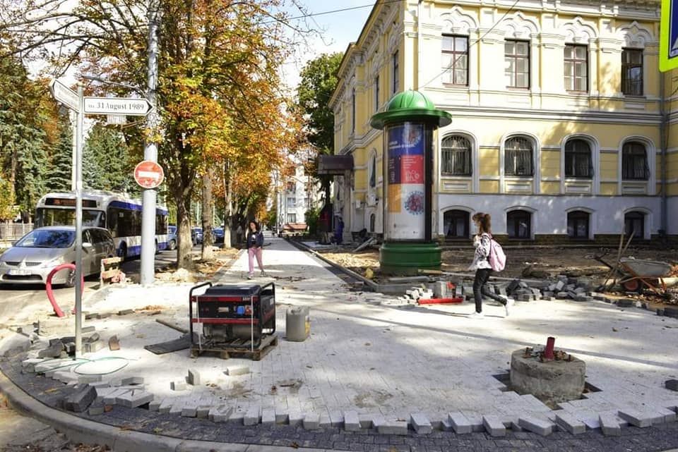 Работы по ремонту поврежденных ливнями тротуаров продолжаются.