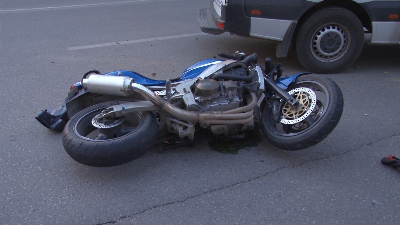 În urma impactului, motociclistul a ajuns la spital cu politraumatism critic şi comoţie cerebrală.