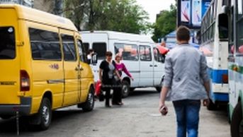 Depășiri pe contrasens, intrări pe interzis, ocolire de bumpere. Foto: publika.md