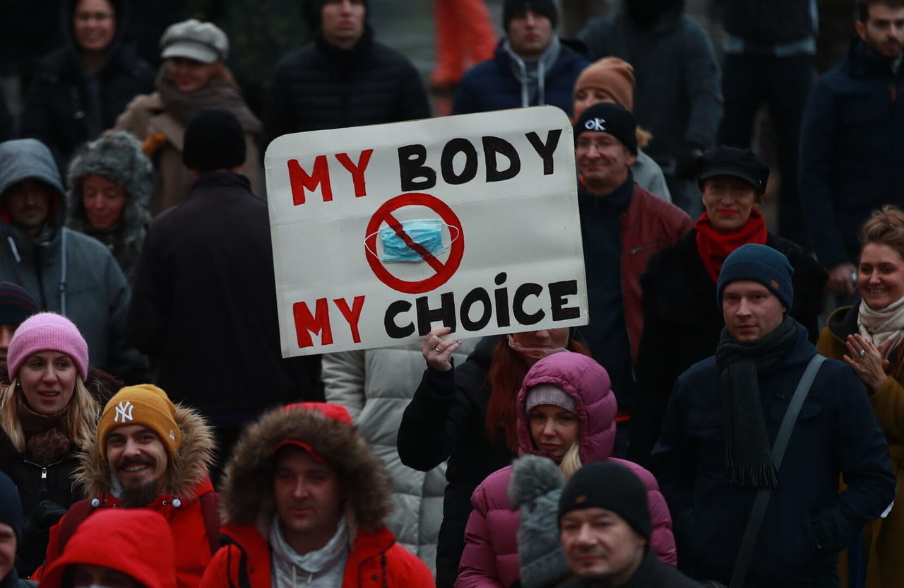 В Таллине противники масок вышли на акцию протеста.