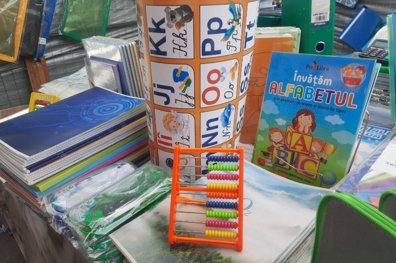Pregătiri pentru 1 septembrie: Doar rechizitele ajung la 1.000 de lei.