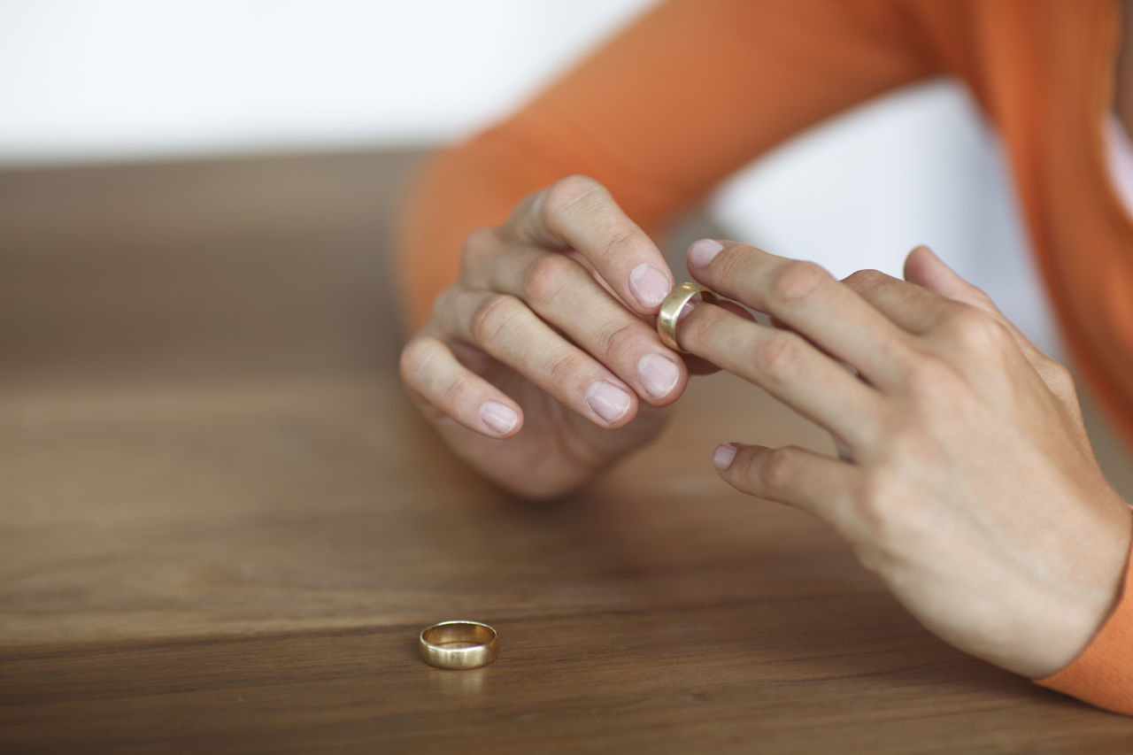 Numărul divorţurilor pronunţate prin hotărârile judecătoreşti a fost în 2016 de 10,6 mii, cu 5,3% mai puţin faţă de anul 2015, revenind în medie 3 divorţuri la o mie de locuitori.