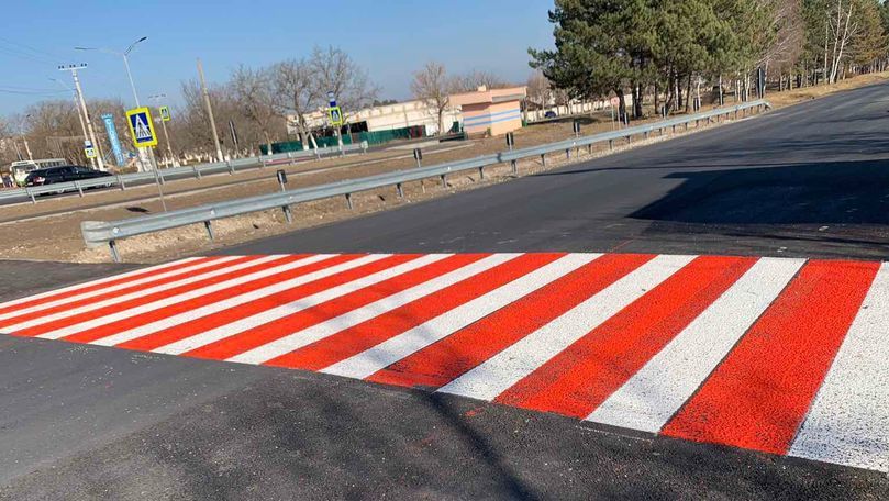 В некоторых селах появились пешеходные переходы и дорожные знаки.