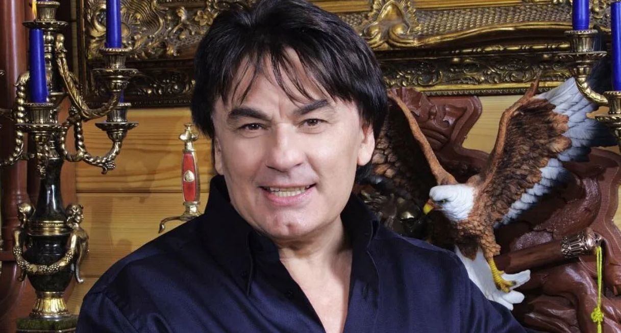 Певец Александр Серов находится в тяжелом состоянии из-за ковида.
