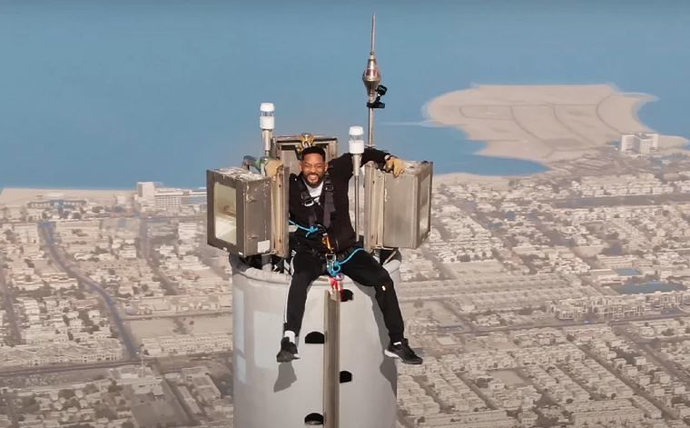 Актер Уилл Смит поднялся на вершину Burj Khalifa.