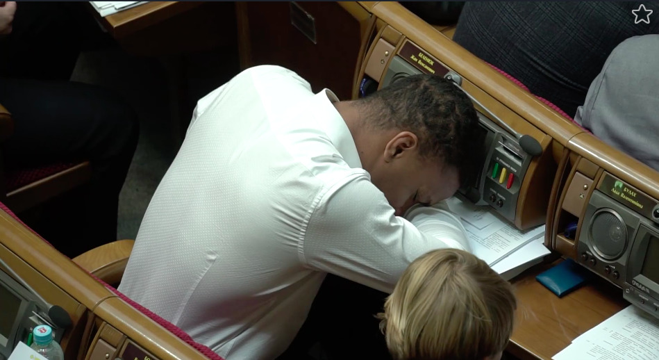 Олимпийский чемпион по греко-римской борьбе Жан Беленюк не выдержал заседания Рады и уснул.