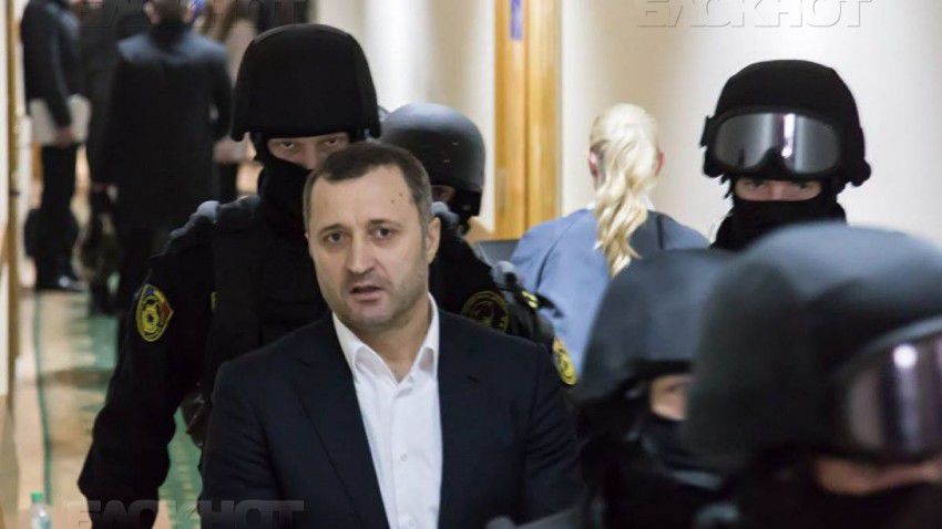 Суд сектора Буюкан осудил Филата на 9 лет тюремного заключения в учреждении закрытого типа.