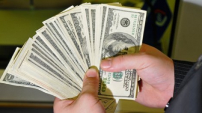 Чтобы успокоить страсти на валютном рынке, регулятор продал вчера несколько десятков миллионов долларов.