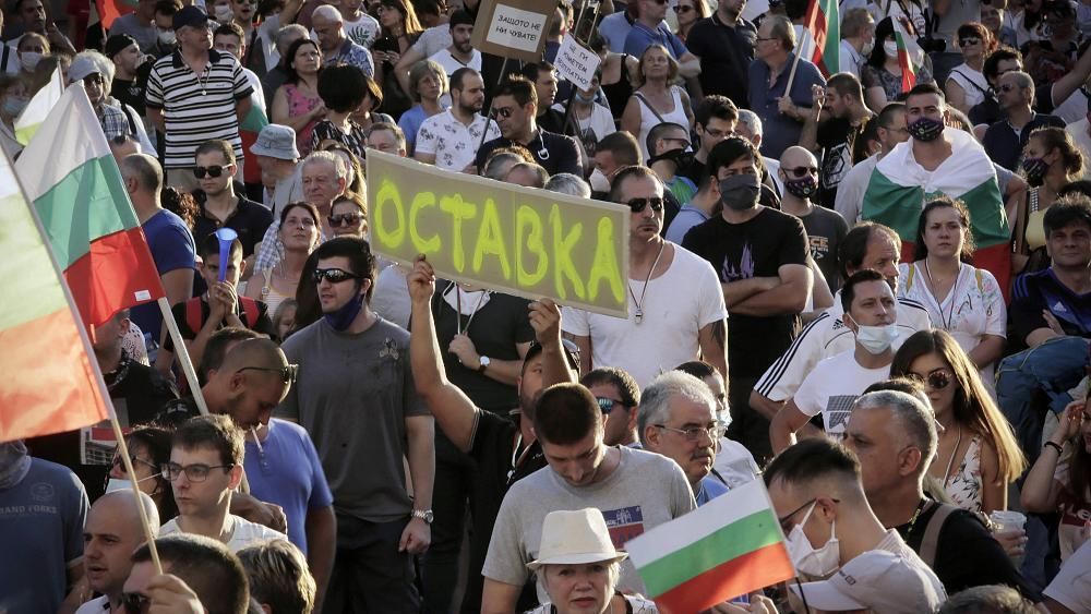 Митингующие забросали парламент яйцами, яблоками и мусором.