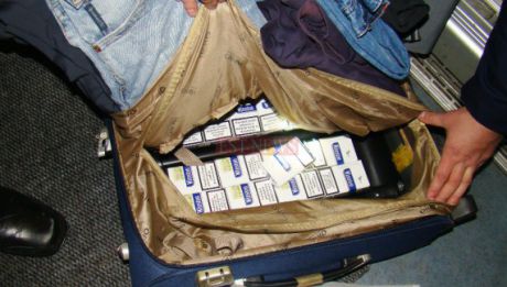 Ţigări de contrabandă ascunse în locul roţii de rezervă şi în şosete. Foto: estnews.ro