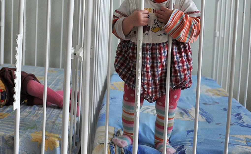 Directoarea instituției îi obliga pe copiii neascultători să-și bea propria urină.