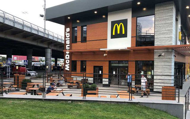 McDonald’s отмечает 25-летие работы в Украине с закрытыми ресторанами.