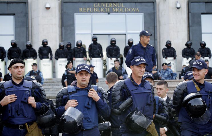 В Кишиневе протестующие попытались прорваться в здание МВД, но были оттеснены полицией.