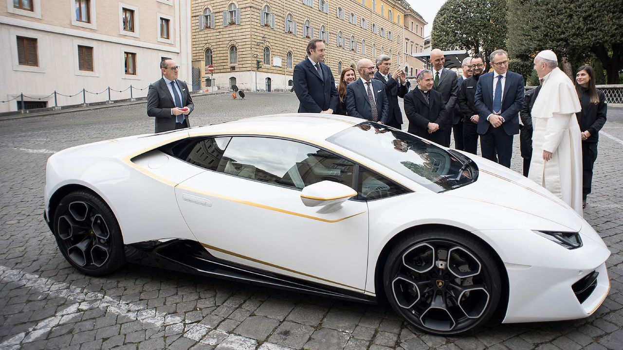 Папа Римский Франциск продает свой суперкар Lamborghini