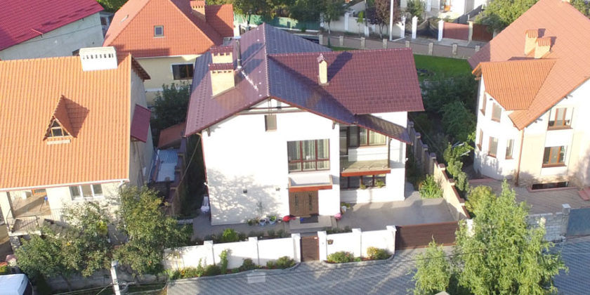 Casa de lux în care locuiesc doi bugetari ai Primăriei Chişinău