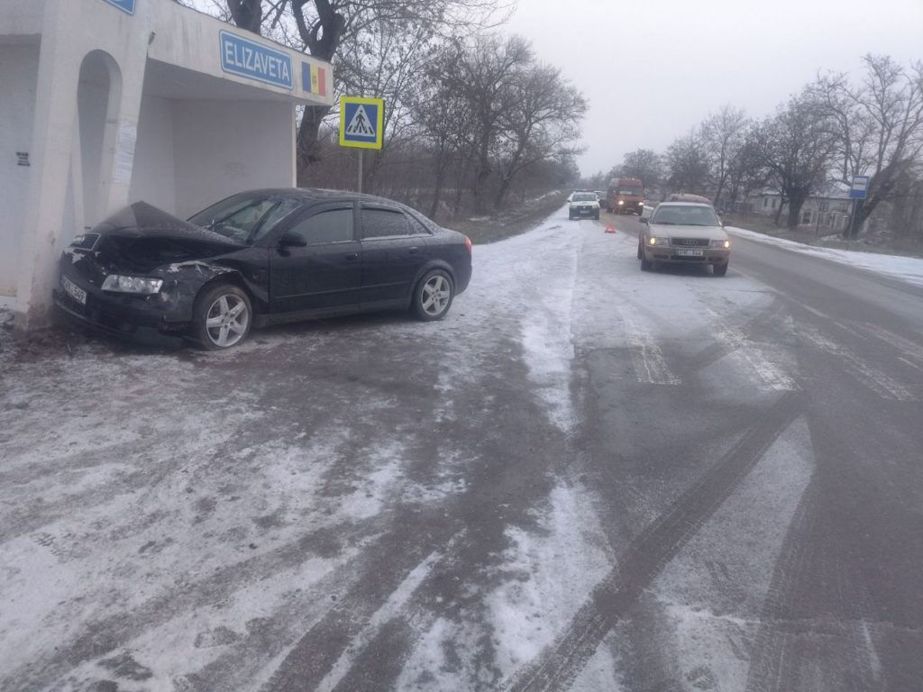 В Елизаветовке автомобиль врезался в остановку.