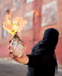 Casa președintelui raionul Căușeni, Ion Ciontoloi, a fost atacată în această noapte cu un cocktail Molotov.