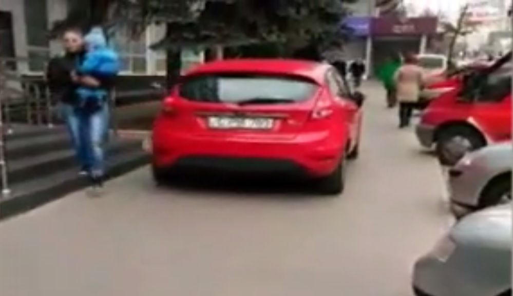 Un șofer din Chișinău a mers cu mașina pe trotuar printre oameni.