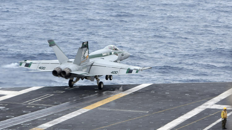 Самолет F/A-18E Super Hornet упал в океан в ночь на 5 июня при заходе на посадку на палубу авианосца USS Carl Vinson.
