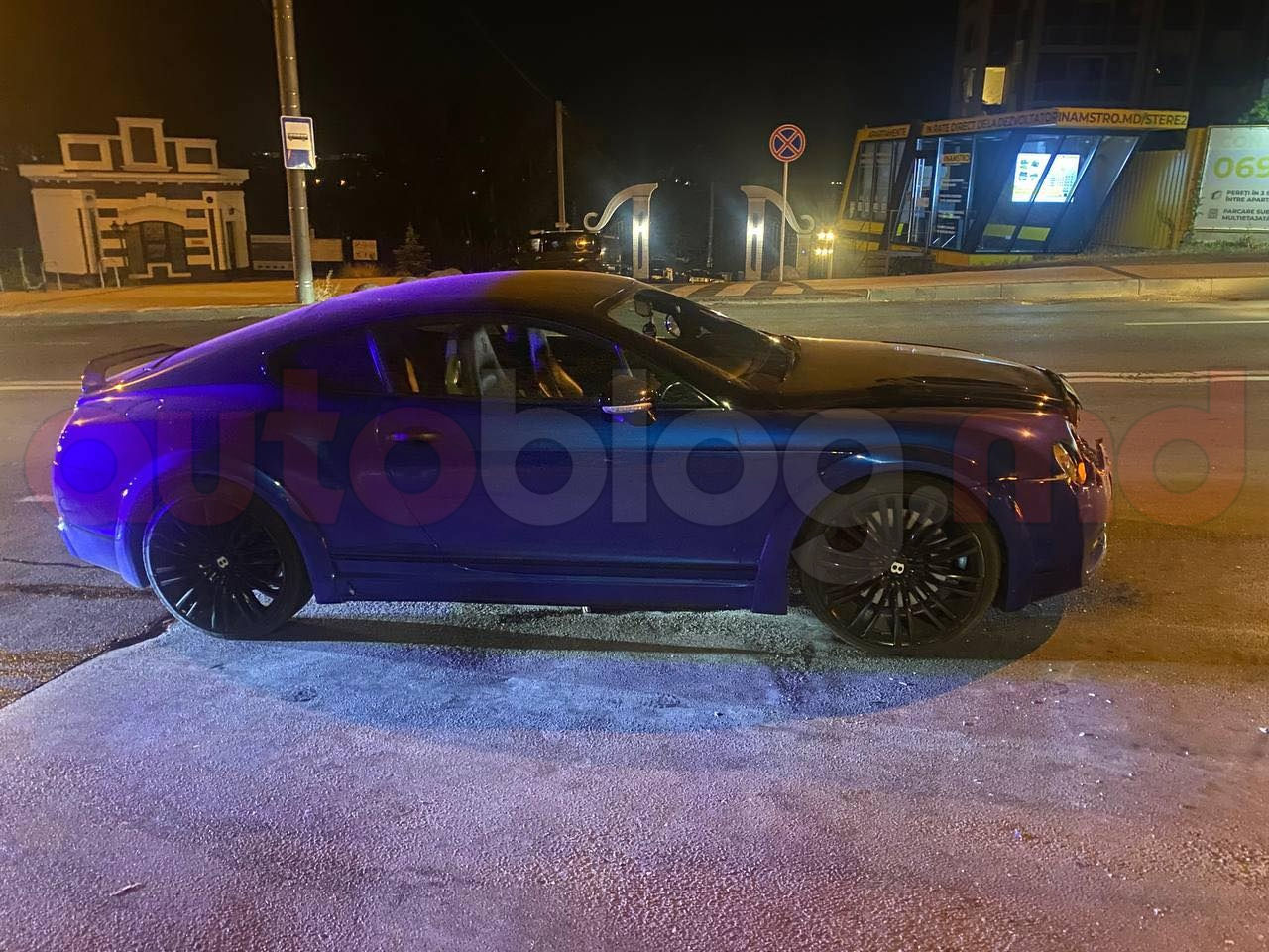 Bentley с иностранными регистрационными номерами попал в ДТП в столице.