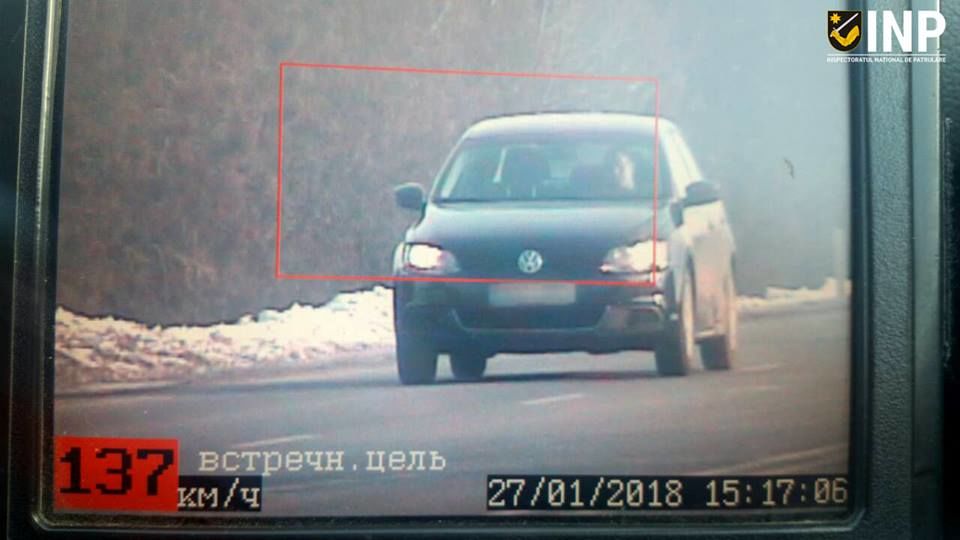 Fără permis şi cu 137 de km/h prin sat. A mai fost prins şi beat. Foto: INP