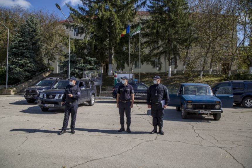 В территориальные подразделения отправлены машины из штаба Пограничной полиции.