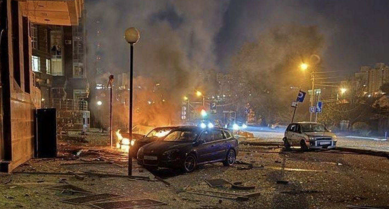 Регионы России подверглись массированной атаке дронов: в Белгороде повреждены 30 домов.