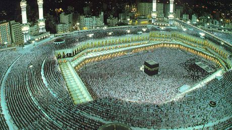 O macara a căzut peste mulţime în Arabia Saudită. Foto: emirates247.com