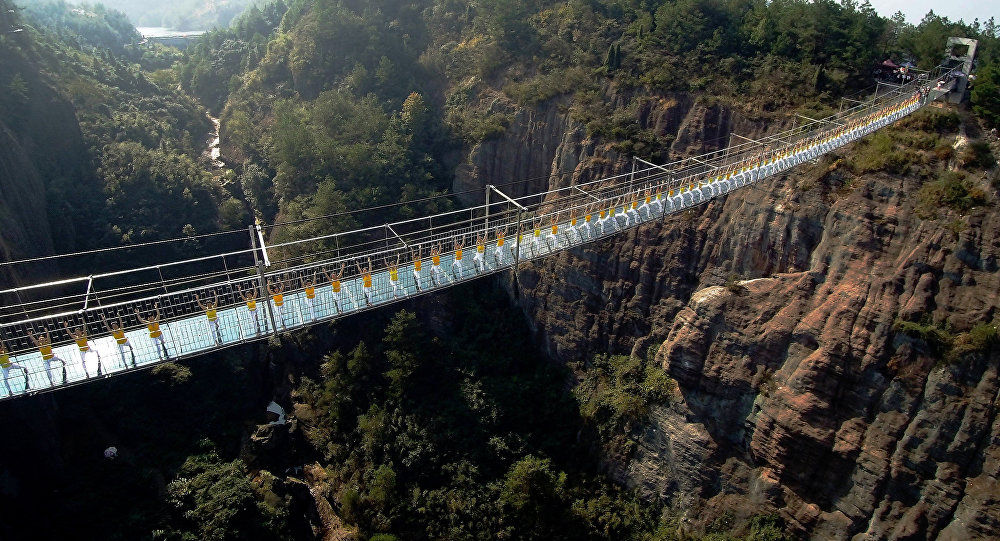 La lista de atracţii turistice a Chinei s-a mai adăugat o minune a ingineriei moderne. Foto: AFP 2015/ Stringer