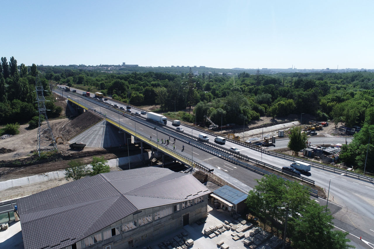 Circulația rutieră pe traseul M1, reluată după reconstrucția podurilor peste râul Bâc.