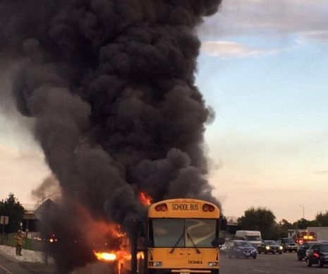 Un autobuz şcolar ce transporta 41 de elevi a luat foc pe o autostradă din California. Foto: dailymail.com